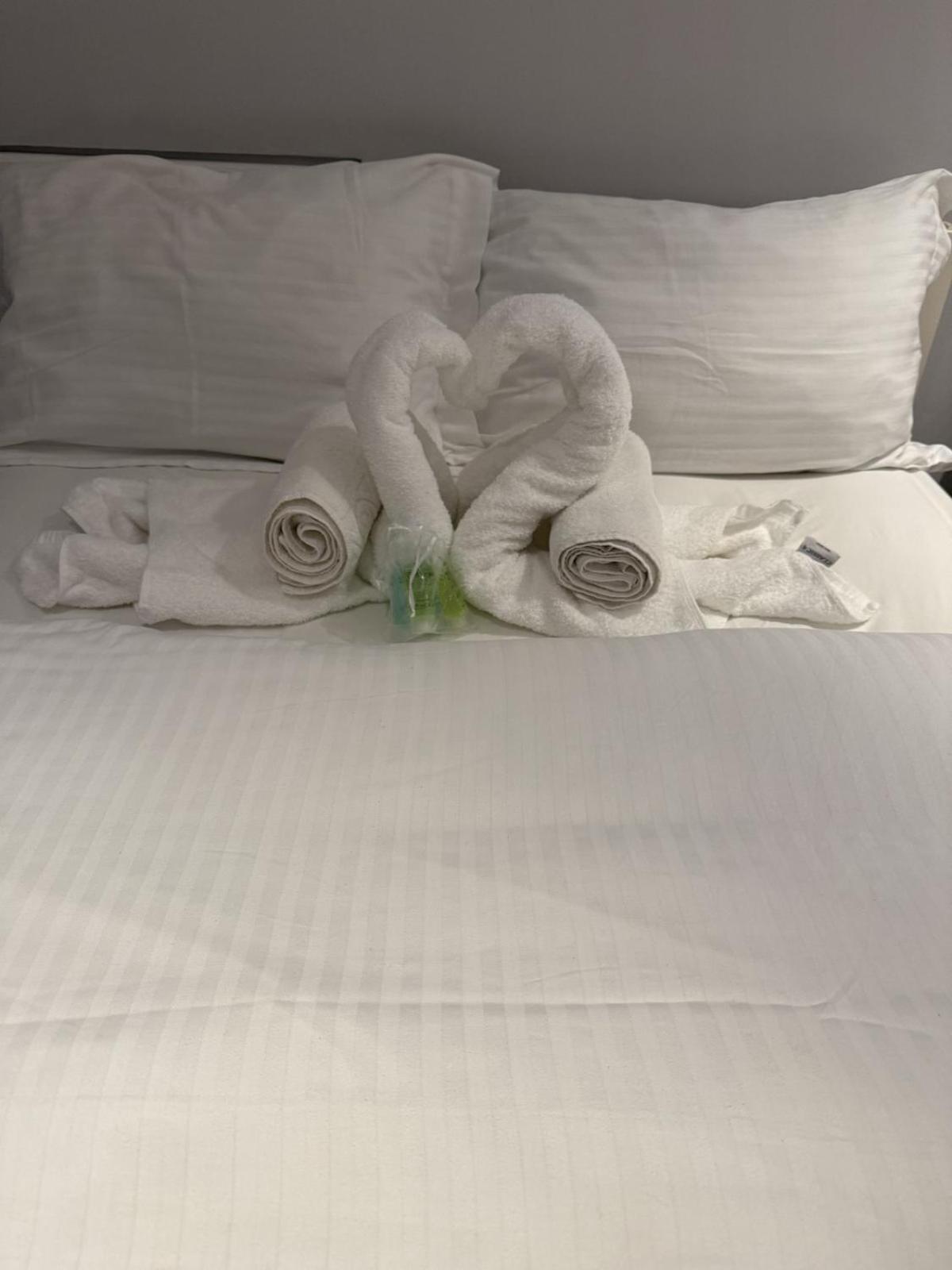 Beautiful 5 Bedroom Home Sleeps 12 People In Manchester — Photos 3